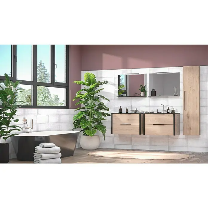 Wandfliese Happy White20 x 50 cm, Weiß, Matt - Badezimmer mit freistehender Badewanne, Waschtisch mit Doppelbecken, Spiegeln, Holzschrank und Zimmerpflanzen für eine entspannende Atmosphäre.
