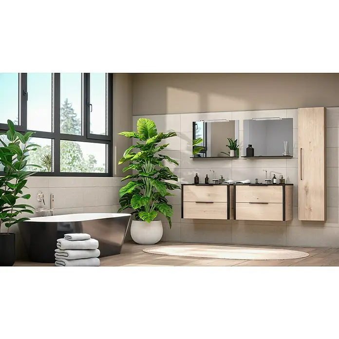 Wandfliese Palmeto Base Gris - 30 x 90 cm, Grau, Matt - Ein modernes Badezimmer mit Doppelwaschtisch aus hellem Holz, großen Spiegeln, einer freistehenden Badewanne und viel Grün für eine entspannende Atmosphäre.