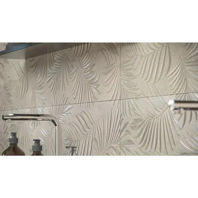 Wandfliese Palmeto Dekor Gris - 30 x 90 cm, Grau, Matt - Nahaufnahme von strukturierten Wandfliesen mit Blattmuster in einem Badezimmer, die eine stilvolle und moderne Ästhetik bieten.