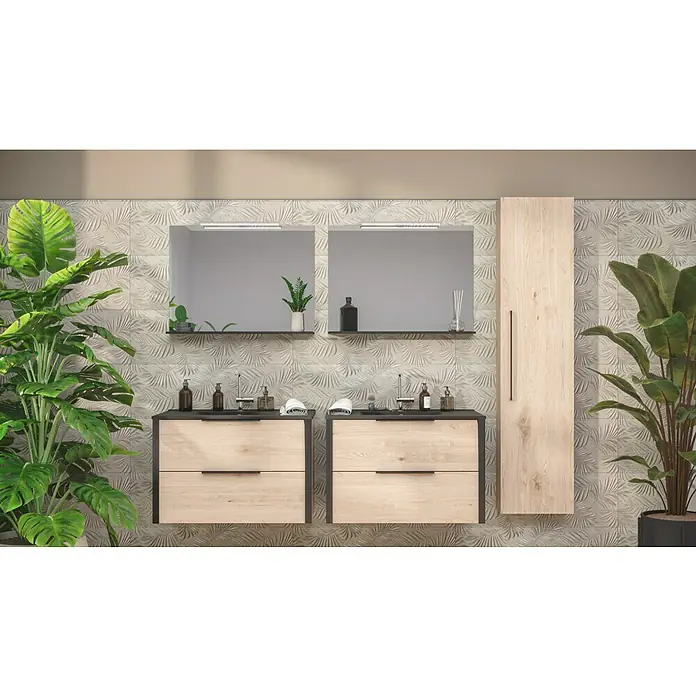 Wandfliese Palmeto Dekor Gris - 30 x 90 cm, Grau, Matt - Badezimmer-Interieur mit zwei Waschbeckenunterschränken in Holzoptik, Spiegeln und einem hohen Schrank vor einer strukturierten Wand.