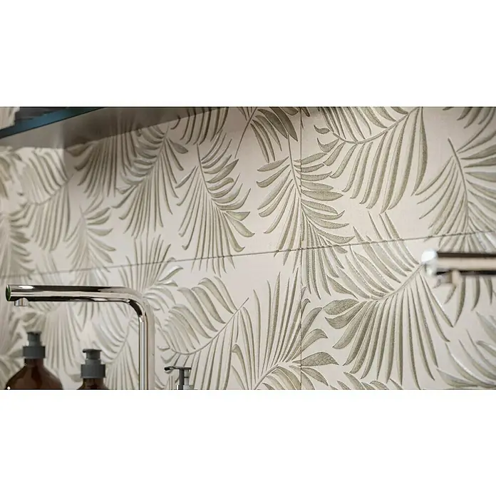 Wandfliese Palmeto Dekor Perla - 30 x 90 cm, Hellgrau, Matt - Detailaufnahme einer Badezimmerwand mit dekorativen, blattgemusterten Fliesen, die eine natürliche und elegante Atmosphäre schaffen.