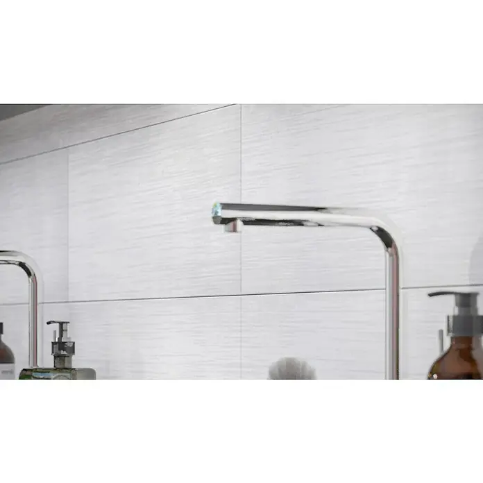 Wandfliese Happy White - 20 x 50 cm, Weiß, Matt - Nahaufnahme von zwei eleganten Chromarmaturen vor einem Hintergrund aus weißen Fliesen, die modernes Design und Funktionalität vereinen.