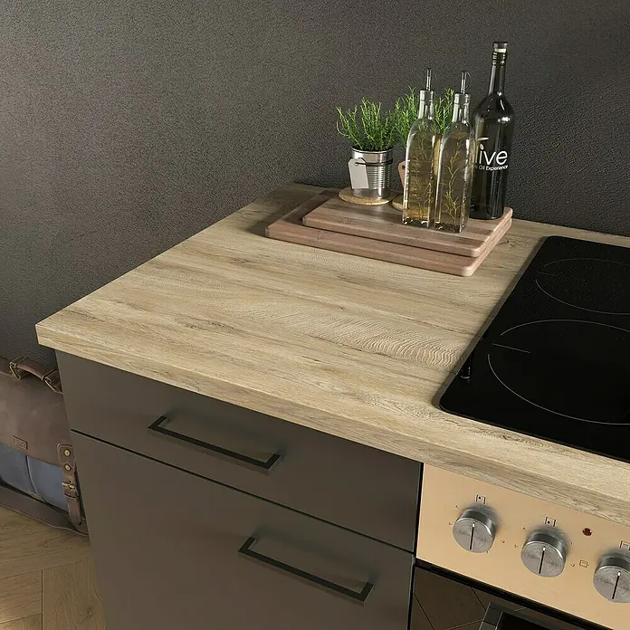 Flex-Well Singleküche Capri - Breite: 210 cm, Schwarz, Mit Elektrogeräten, Mit Mikrowelle - Küchenarbeitsplatte mit Kochfeld, Ölflaschen, Kräutern und Schubladen in modernem Design für eine stilvolle Kücheneinrichtung.