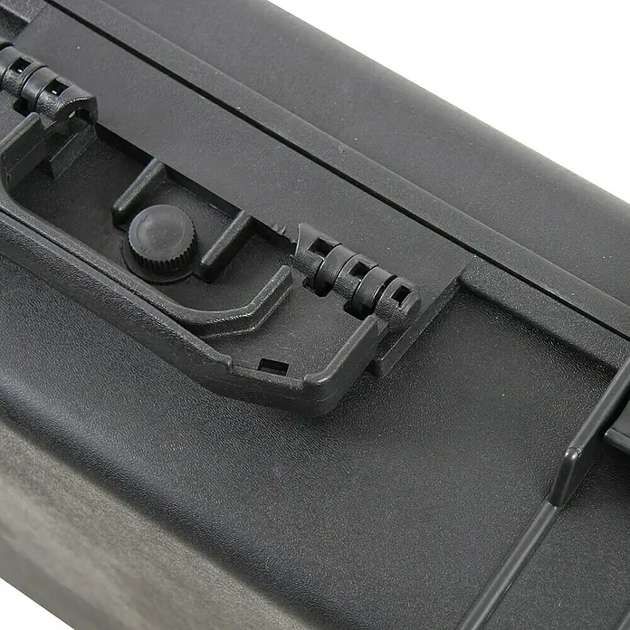 Hepco & Becker Werkzeugkoffer Solid 5620 - L x B x H: 435 x 515 x 225 mm - Detailaufnahme eines schwarzen Koffers mit Drehverschluss, ideal für sicheren Transport und Aufbewahrung.