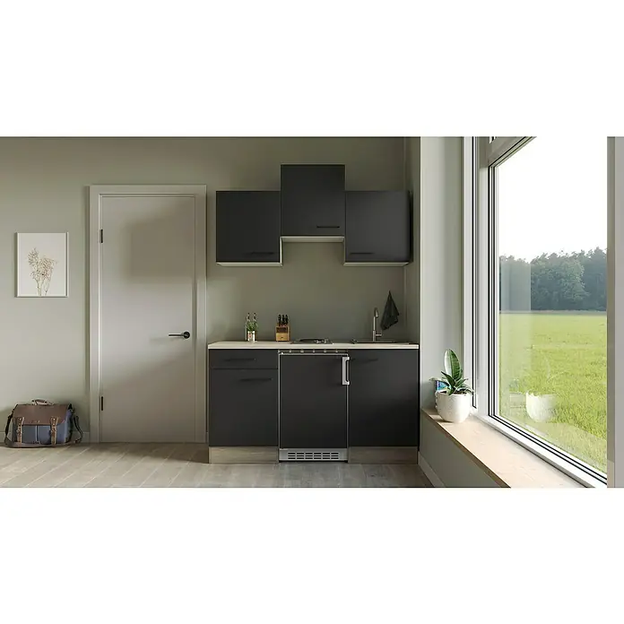 Flex-Well Singleküche Capri - Breite: 150 cm, Schwarz, Mit Elektrogeräten - Bild einer kleinen Küchenzeile mit schwarzen Schränken, einer hellen Arbeitsplatte und einem Fenster mit Blick auf eine grüne Wiese.