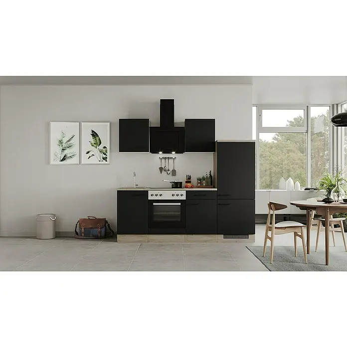 Flex-Well Küchenzeile Capri Typ 1 - Breite: 220 cm, Schwarz, Mit Elektrogeräten, Farbe Dunstabzugshaube: Schwarz - Eine moderne Küche mit schwarzen Schränken und Holzelementen, inklusive Spüle, Herd und Dunstabzugshaube, sowie einem Esstisch mit Stühlen im Hintergrund.