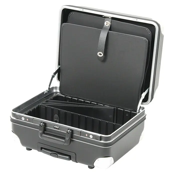 Hepco & Becker Werkzeugkoffer Robust 5775 - L x B x H: 430 x 540 x 300 mm, High Density Polyethylen (HDPE) - Ein offener, schwarzer Pilotenkoffer mit silberfarbenen Akzenten und integriertem Zahlenschloss präsentiert seine geräumige Innenausstattung.