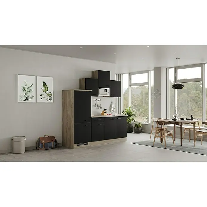 Flex-Well Singleküche Capri - Breite: 210 cm, Schwarz, Mit Elektrogeräten, Mit Mikrowelle - Modernes Küchenset mit schwarzen Schränken, Mikrowelle und Holzelementen, ergänzt durch Esstisch und Stühle in einem hellen Raum.