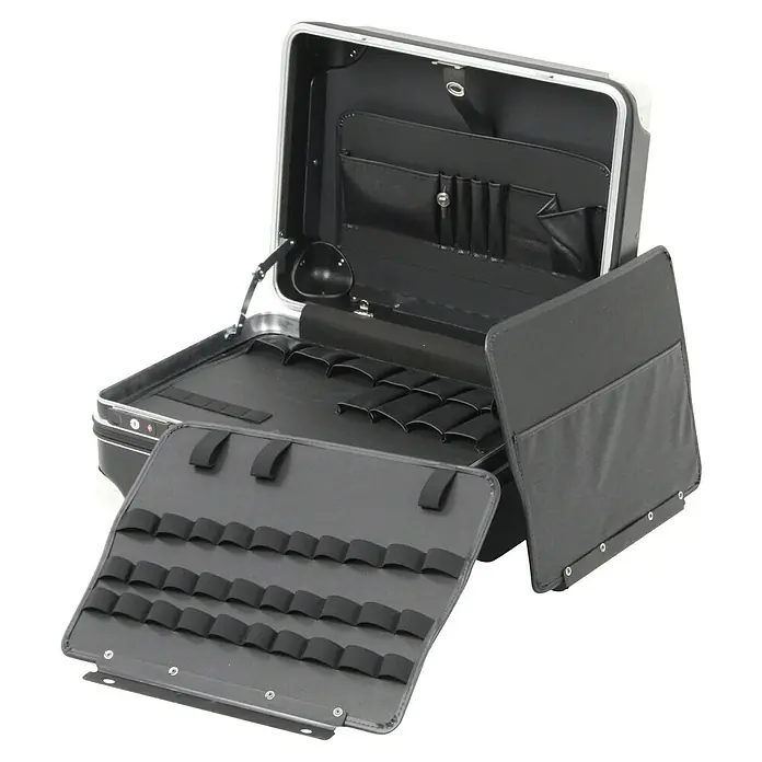 Hepco & Becker Werkzeugkoffer Robust 5775 - L x B x H: 430 x 540 x 300 mm, High Density Polyethylen (HDPE) - Geöffnete schwarze Arztkoffer mit Fächern zur übersichtlichen Aufbewahrung medizinischer Instrumente und Zubehör.