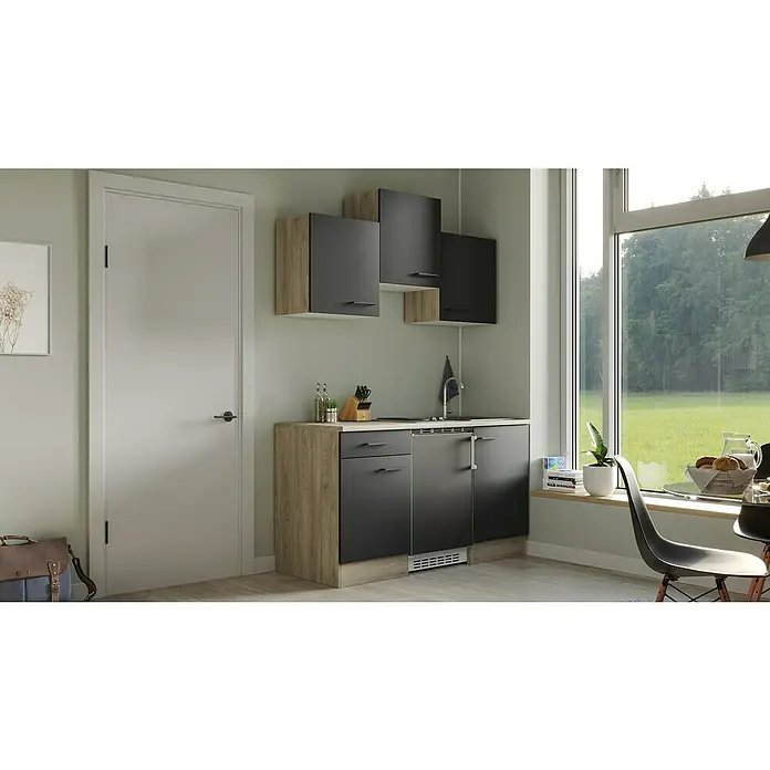 Flex-Well Singleküche Capri - Breite: 150 cm, Schwarz, Mit Elektrogeräten - Eine moderne Küchenzeile mit grauen Schränken, einer Holzoptik Arbeitsplatte und viel Tageslicht durch ein großes Fenster.