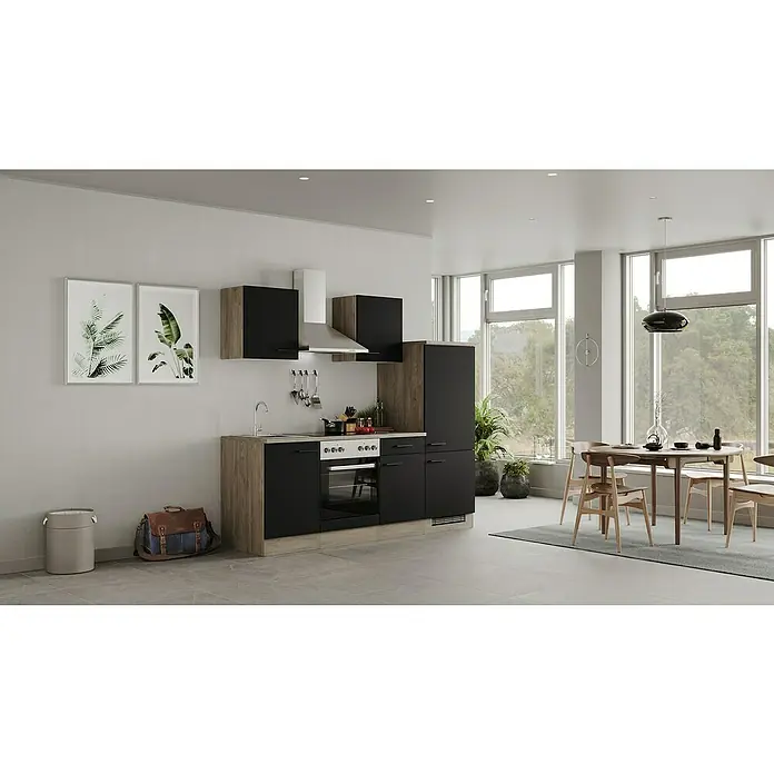 Flex-Well Küchenzeile Capri Typ 1 - Breite: 220 cm, Schwarz, Mit Elektrogeräten, Farbe Dunstabzugshaube: Silber - Ein modernes Küchenset mit schwarzen Schränken und Holzakzenten, ergänzt durch einen Esstisch mit Stühlen unter einer stilvollen Pendelleuchte.