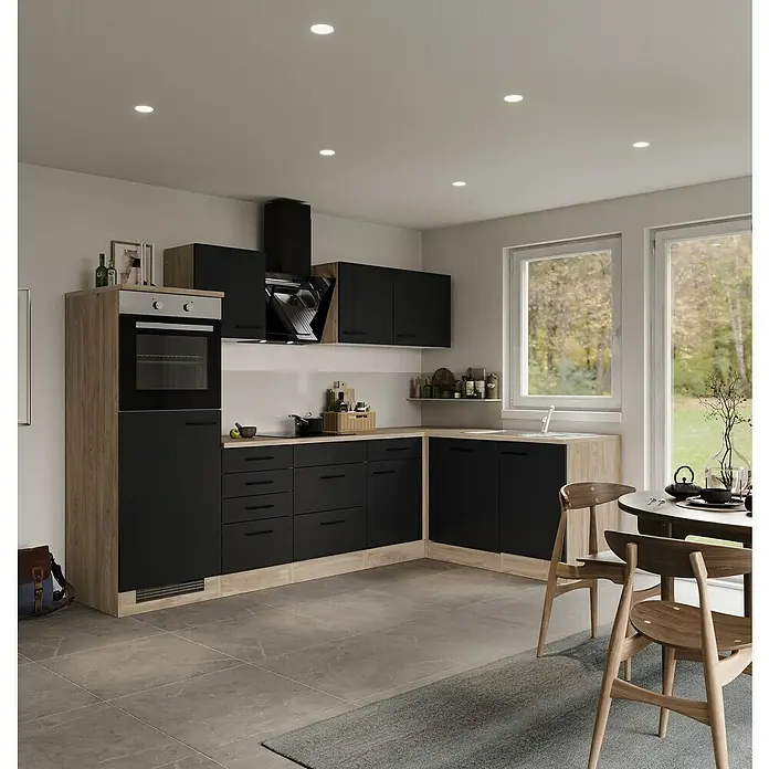 Flex-Well Winkelküche Capri - B x T: 280 x 170 cm, Schwarz, Mit Elektrogeräten, Edelstahlspüle - Küchenansicht mit modernem Design, dunklen Schränken und Holzakzenten unter sanfter Deckenbeleuchtung für eine einladende Atmosphäre.
