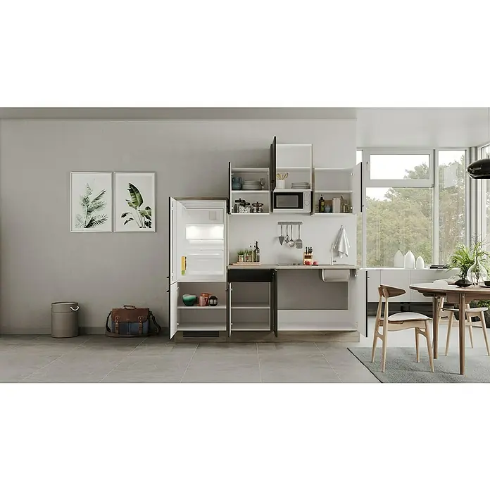 Flex-Well Singleküche Capri - Breite: 210 cm, Schwarz, Mit Elektrogeräten, Mit Mikrowelle - Ein offener Küchenschrank mit Kühlschrank, Regalen, Spüle und Arbeitsfläche in einem modernen Küchendesign.