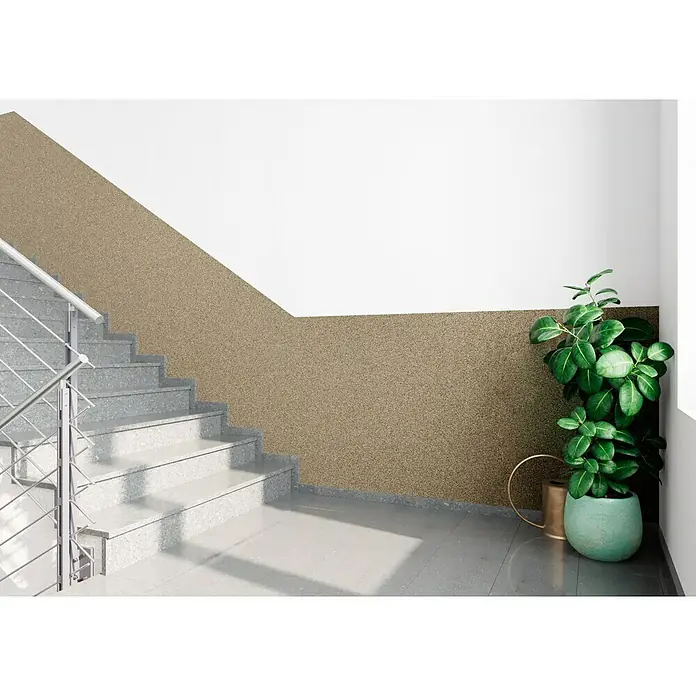 swingcolor Buntsteinputz - Korngröße: 2 - 3 mm, 20 kg, Nr. 50 - Die Aufnahme zeigt eine Treppe mit einem stilvollen Geländer und einer grünen Zimmerpflanze in einem hellen Gebäude.