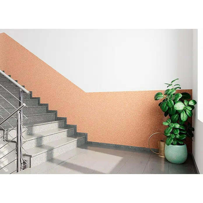 Probau WDVS-Buntsteinputz - Weiß/Orange/Rot, 25 kg - Ein Treppenhaus mit Granitstufen, einem silbernen Geländer und einer Wand, die mit einem orangefarbenen Korkmaterial verkleidet ist, sowie einer grünen Pflanze.