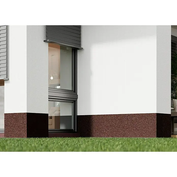 Probau WDVS-Buntsteinputz - Weiß/Rot/Schwarz, 25 kg - Nahaufnahme der Fassade eines Hauses mit Fenster und dekorativem Sockel. Die weiße Wand harmoniert mit dem braunen Sockelputz.