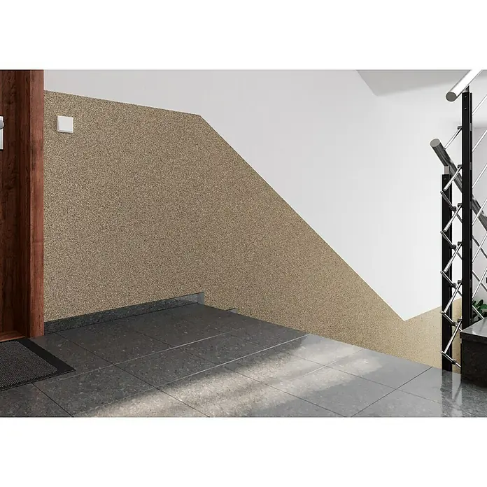 swingcolor Buntsteinputz - Korngröße: 2 - 3 mm, 20 kg, Nr. 50 - Nahaufnahme eines Innenraums mit braunem Naturstein Wandputz, der eine moderne und elegante Treppenhausgestaltung zeigt.