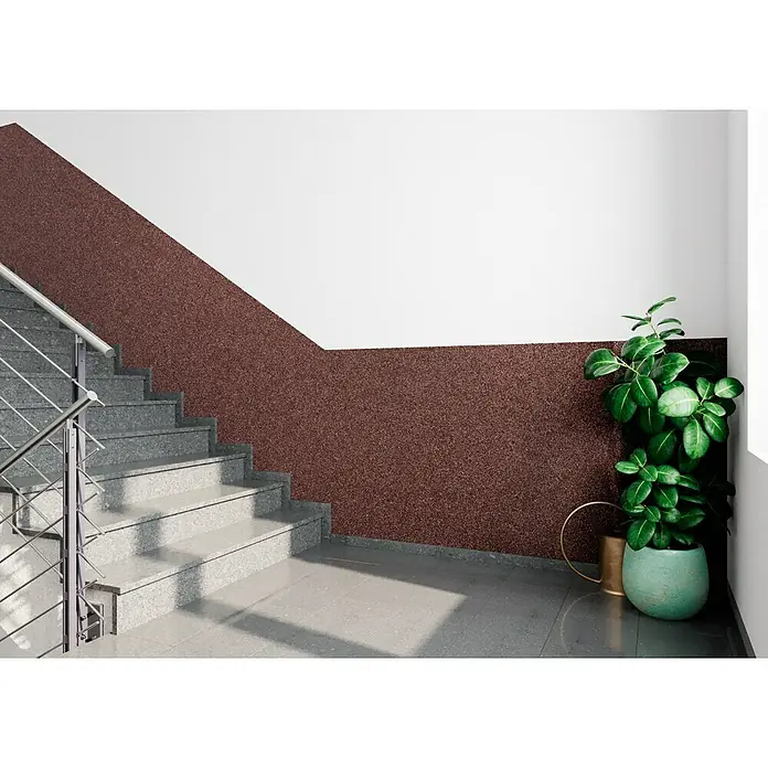 Probau WDVS-Buntsteinputz - Weiß/Rot/Schwarz, 25 kg - Treppenhaus mit Steinoptik: Graue Steintreppe, braun-gemusterte Wandgestaltung und Zimmerpflanze sorgen für eine moderne und stilvolle Atmosphäre.