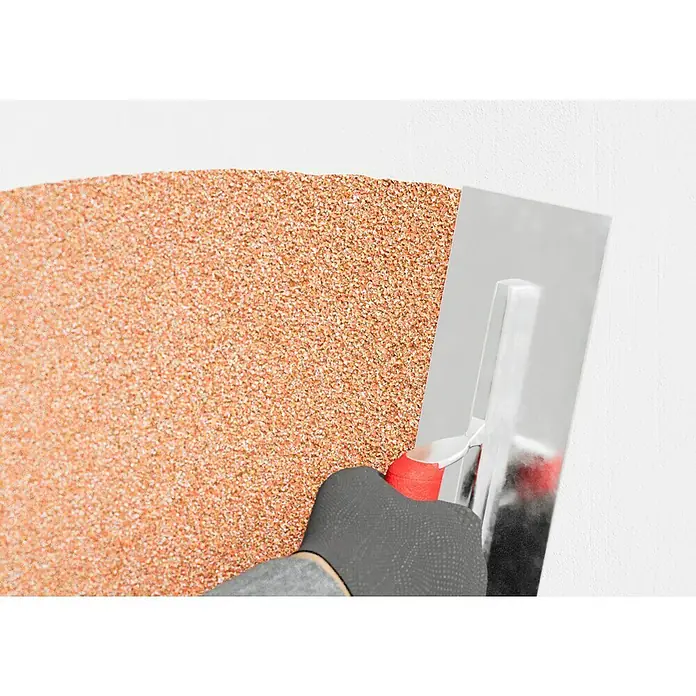 Probau WDVS-Buntsteinputz - Weiß/Orange/Rot, 25 kg - Ein Mann trägt mit einer Kelle Strukturputz auf eine Wand auf, um eine dekorative Oberfläche zu schaffen.