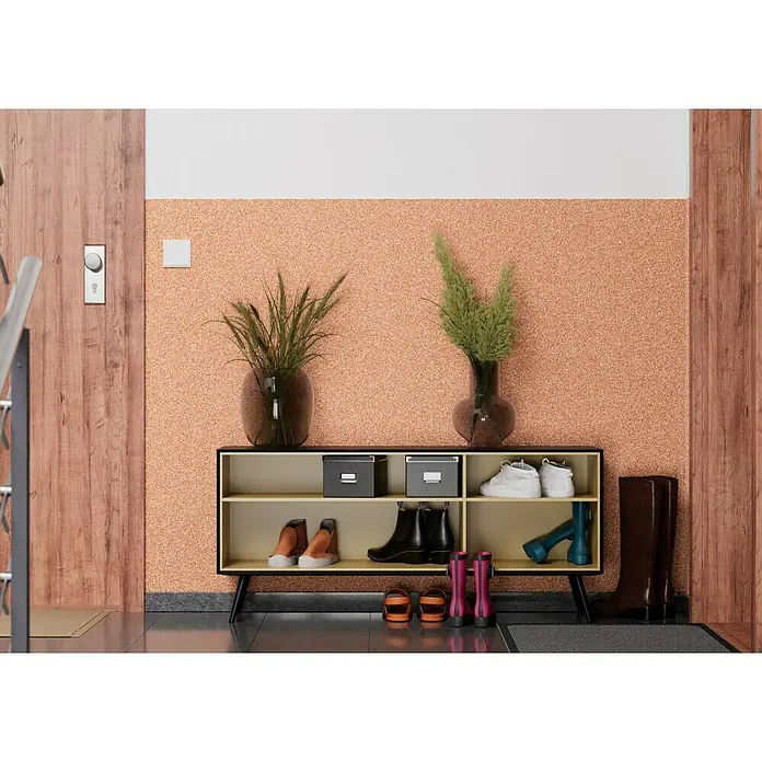 Probau WDVS-Buntsteinputz - Weiß/Orange/Rot, 25 kg - Schuhregal mit diversen Schuhen, zwei Vasen mit Gras, zwei Boxen und einigen Dekorationen. Der Flur ist modern eingerichtet.