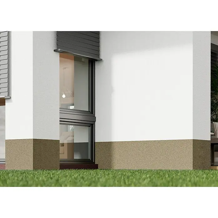 swingcolor Buntsteinputz - Korngröße: 2 - 3 mm, 20 kg, Nr. 50 - Außenansicht eines modernen Hauses mit weißen Wänden, braunem Sockel und einem Fenster mit Rollladen. Das Gras im Vordergrund sorgt für eine natürliche Note.