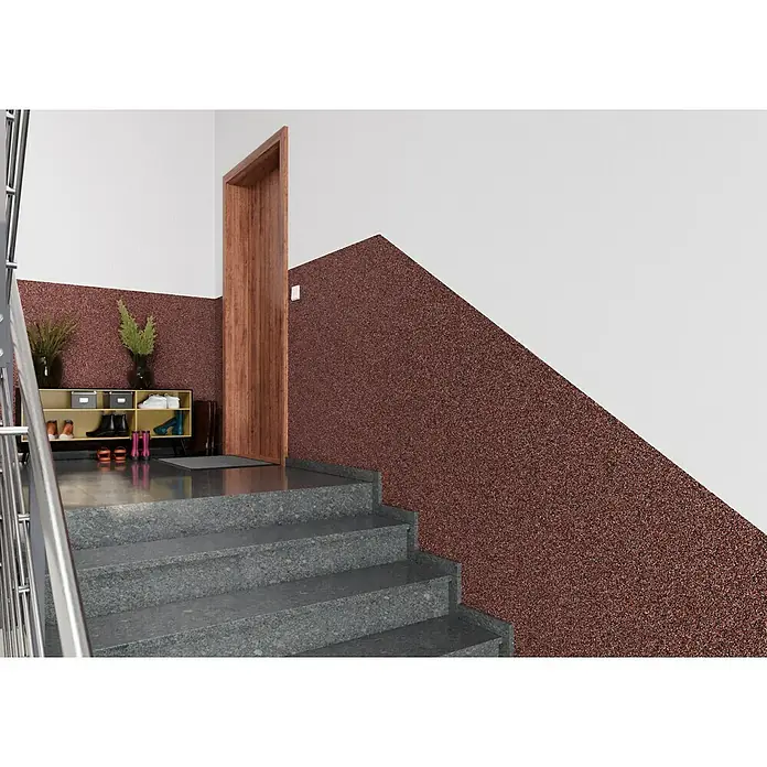 Probau WDVS-Buntsteinputz - Weiß/Rot/Schwarz, 25 kg - Treppenhausansicht mit grauen Stufen, einer Holztür und einem Regal mit Schuhen und Dekoration. Die Wand ist rot gesprenkelt.