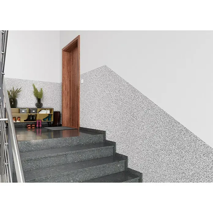 Probau WDVS-Buntsteinputz - Weiß/Schwarz, 25 kg - Blick auf ein Treppenhaus mit Treppenstufen aus Granitstein und einem Schuhregal mit Schuhen und Deko-Elementen im Hintergrund.