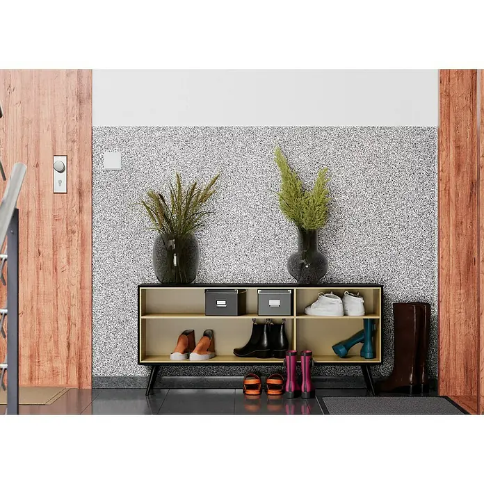 Probau WDVS-Buntsteinputz - Weiß/Schwarz, 25 kg - Ein modernes Schuhregal aus Holz mit minimalistischem Design und verschiedenen Schuhen, darunter Stiefel, Sneaker und Sandalen, im Flur.