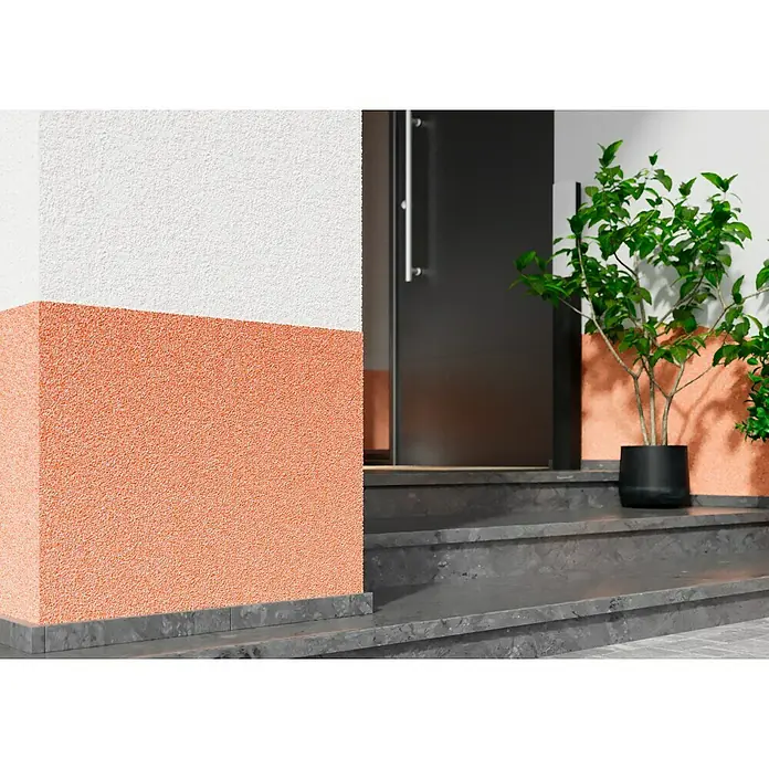 Probau WDVS-Buntsteinputz - Weiß/Orange/Rot, 25 kg - Nahaufnahme eines Eingangs mit farblich abgesetzter Fassade, dunkler Tür und einer Topfpflanze auf den Stufen.