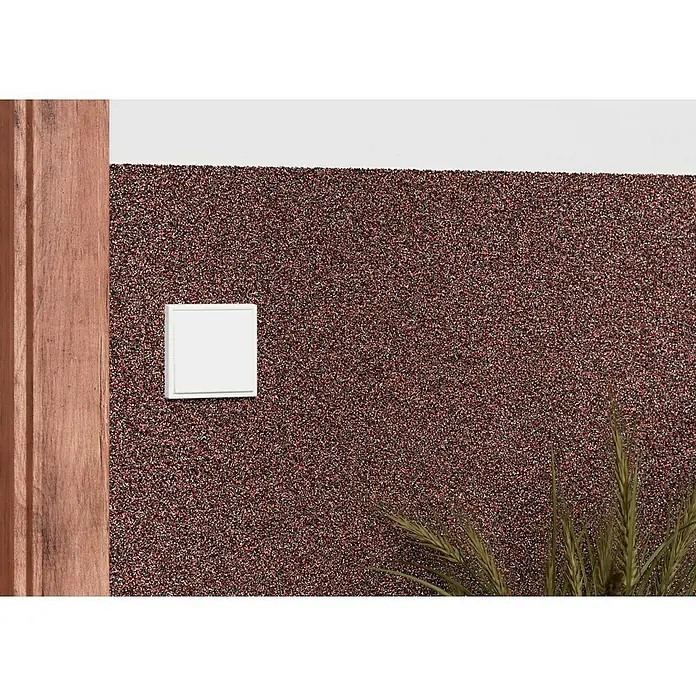 Probau WDVS-Buntsteinputz - Weiß/Rot/Schwarz, 25 kg - Eine Nahaufnahme einer weißen quadratischen Schalterabdeckung an einer strukturierten Wand, die ein modernes Design und Funktionalität vereint.