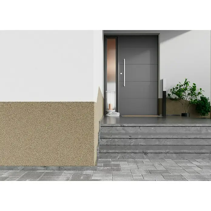 swingcolor Buntsteinputz - Korngröße: 2 - 3 mm, 20 kg, Nr. 50 - Eine moderne Haustür in Grau mit senkrechtem Griff, flankiert von einer strukturierten Fassade und üppigem Grün. Die Steintreppe führt einladend zum Eingang.