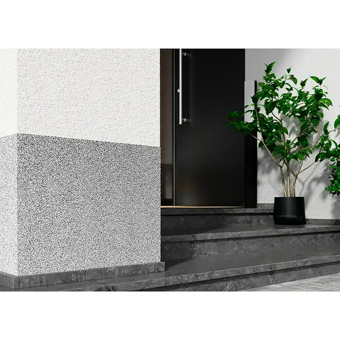 Probau WDVS-Buntsteinputz - Weiß/Schwarz, 25 kg - Fassade mit Kratzputzstruktur in Grau und Weiß, Eingangsbereich mit dunkler Tür und Treppe, Pflanze im Topf als Dekoration.