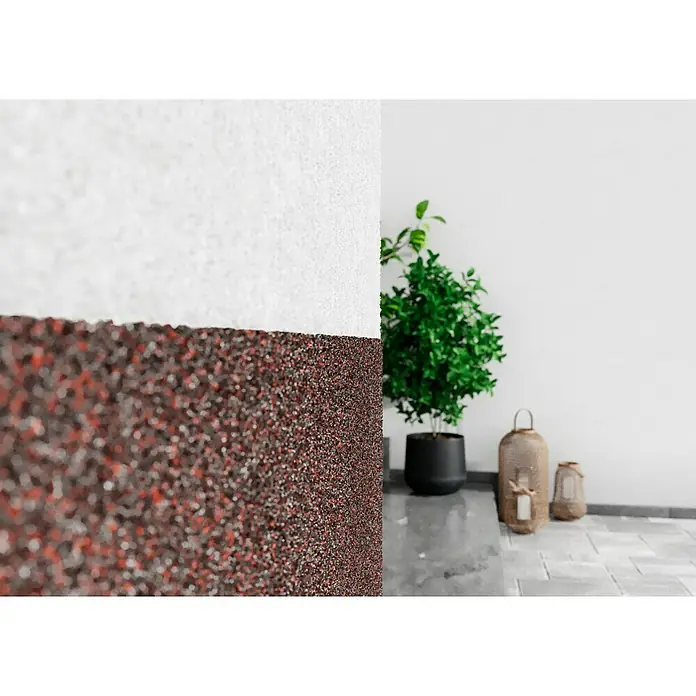 Probau WDVS-Buntsteinputz - Weiß/Rot/Schwarz, 25 kg - Nahaufnahme einer Wand mit dekorativem Putz in Weiß und Braun, ideal für stilvolle Innenräume.