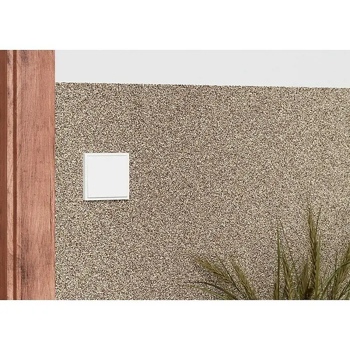 swingcolor Buntsteinputz - Korngröße: 2 - 3 mm, 20 kg, Nr. 50 - Wand mit einem weißen Lichtschalter und einem hölzernen Rahmen, die eine moderne und minimalistische Ästhetik erzeugt.
