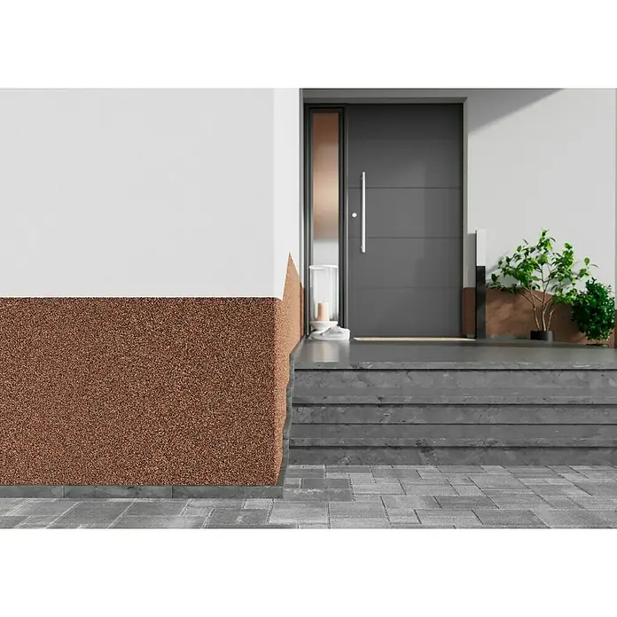 swingcolor Buntsteinputz - Korngröße: 2 - 3 mm, 20 kg, Nr. 52 - Nahaufnahme einer stilvollen Fassade mit dekorativem Sockelputz in warmen Brauntönen und einer modernen Haustür.