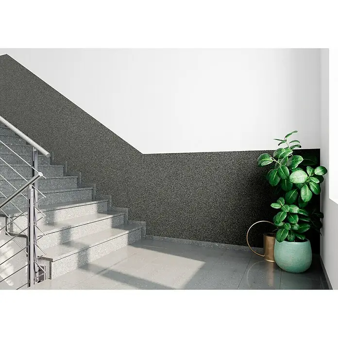 swingcolor Buntsteinputz - Korngröße: 2 - 3 mm, 20 kg, Nr. 53 - Moderne Treppe mit grauen Stufen und einem eleganten Geländer, ergänzt durch eine grüne Zimmerpflanze in einem stilvollen Topf.