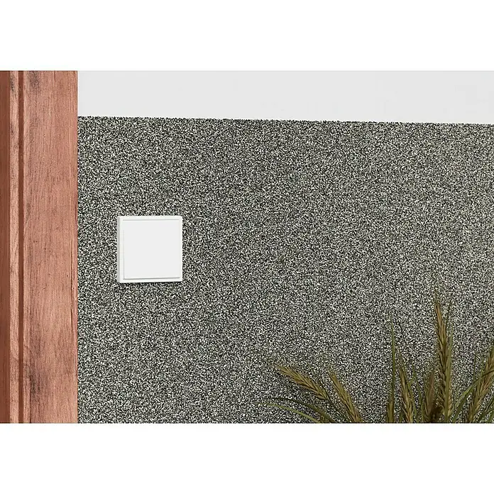 swingcolor Buntsteinputz - Korngröße: 2 - 3 mm, 20 kg, Nr. 53 - Nahaufnahme einer quadratischen, weißen Wandleuchte an einer Wand mit grober Textur, neben einem Holzrahmen.