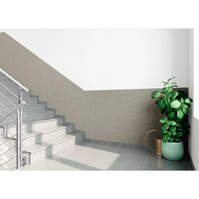 swingcolor Buntsteinputz - Korngröße: 2 - 3 mm, 20 kg, Nr. 51 - Innenaufnahme eines Treppenhauses mit Treppe, Geländer und einer Topfpflanze. Die Pflanze sorgt für einen natürlichen Akzent in dem minimalistischen Raum.