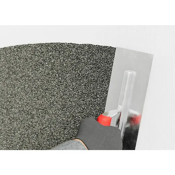 swingcolor Buntsteinputz - Korngröße: 2 - 3 mm, 20 kg, Nr. 53 - Auftragen einer dekorativen Beschichtung mit einer Glättkelle auf eine Wand, um eine strukturierte Oberfläche zu erzeugen.