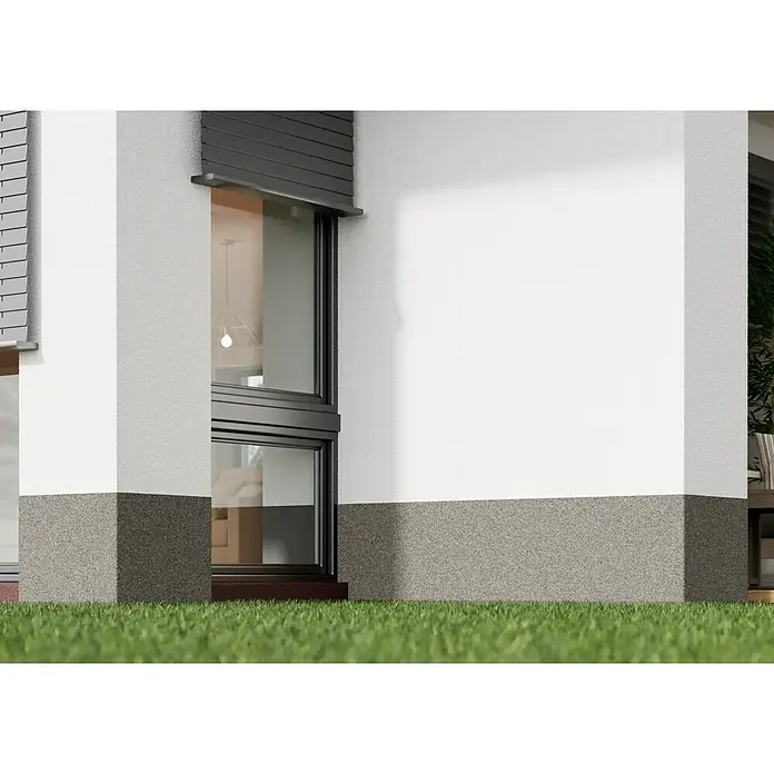 swingcolor Buntsteinputz - Korngröße: 2 - 3 mm, 20 kg, Nr. 51 - Nahaufnahme einer Fassade mit Fenster und Rollladen. Das Gebäude hat einen grauen Sockel und eine weiße Wand.
