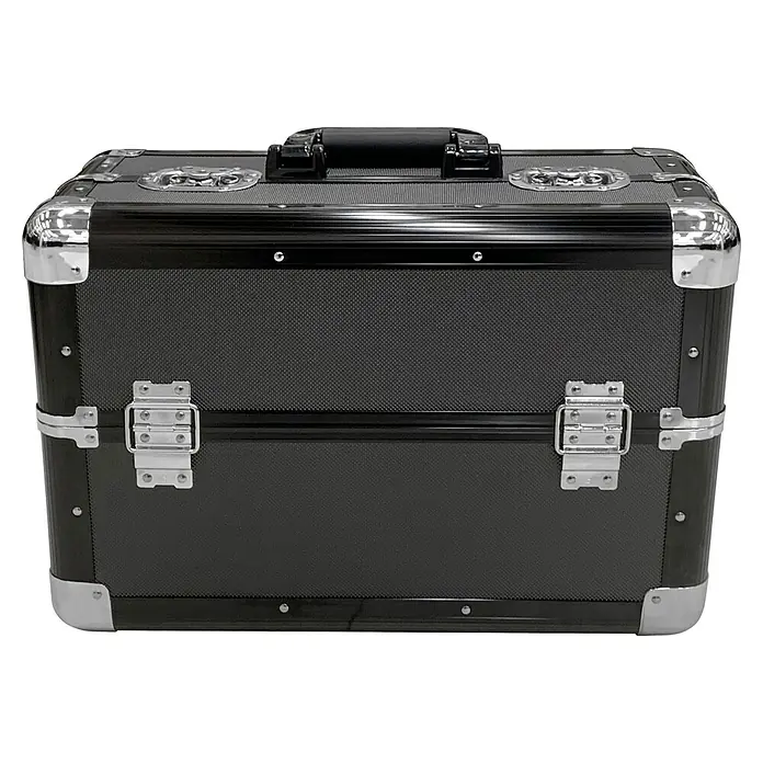 Wisent Werkzeugkoffer - Aluminium, Ohne Werkzeug - Nahaufnahme eines schwarzen Schminkkoffers mit silbernen Beschlägen, der robust und professionell aussieht.