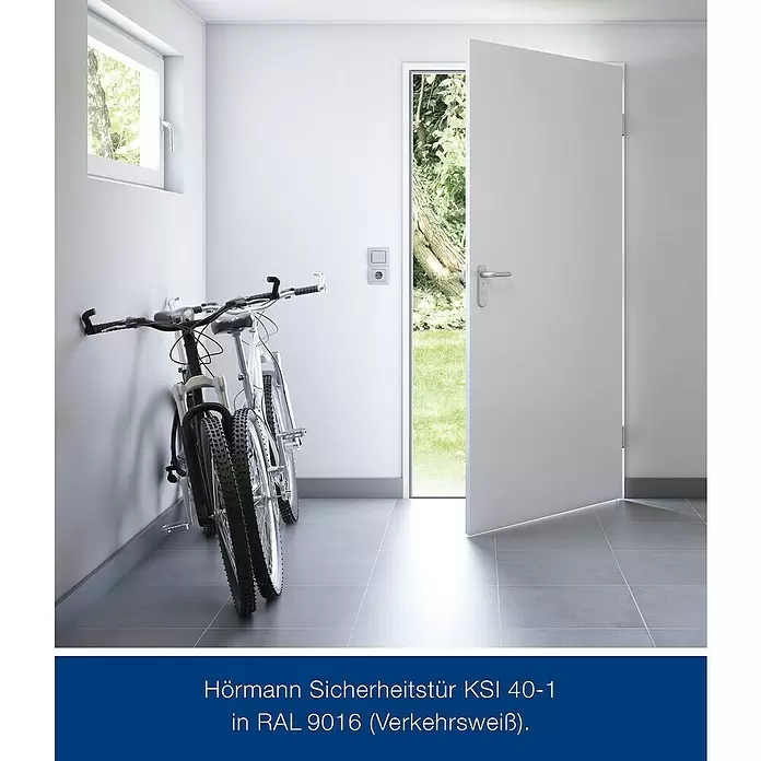 Hörmann Stahlschutztür KSI - 87,5 x 200 cm, DIN Anschlag: Rechts, Weiß - Weiße Hörmann Sicherheitstür KSI 40-1, zum Garten geöffnet, mit Fahrrädern im Raum.