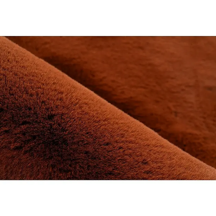 Fellteppich Happy - Terra, 230 x 160 cm, Oval, 100 % Polyester (Flor) - Nahaufnahme von weichem, braunem Kunstfellstoff. Ideal für kuschelige Projekte und warme Akzente im Wohnbereich.