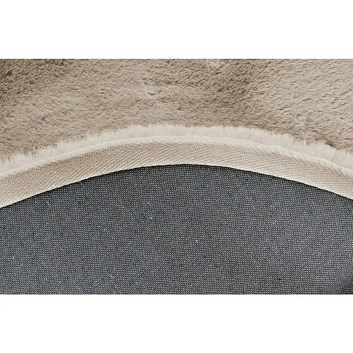 Fellteppich Happy - Light Taupe, Durchmesser: 160 cm, 100 % Polyester (Flor) - Nahaufnahme eines grauen Teppichs, der die weiche Textur und die Unterseite des Teppichs zeigt.