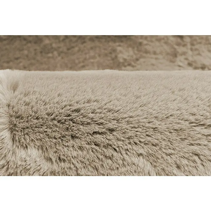Fellteppich Happy - Light Taupe, Durchmesser: 160 cm, 100 % Polyester (Flor) - Nahaufnahme eines beigen Teppichs mit weichen, hochflorigen Fasern, der Komfort und Wärme vermittelt.