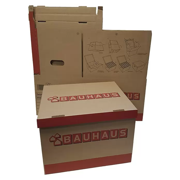 BAUHAUS Ordner-Archiv-Box Set - 10 Stk., L x B x H: 39,7 x 32 x 28,8 cm, Wellkarton - Braune Bauhaus Archivkartons aus Pappe, einer demontiert mit Anleitung, zwei montiert mit rotem Branding.