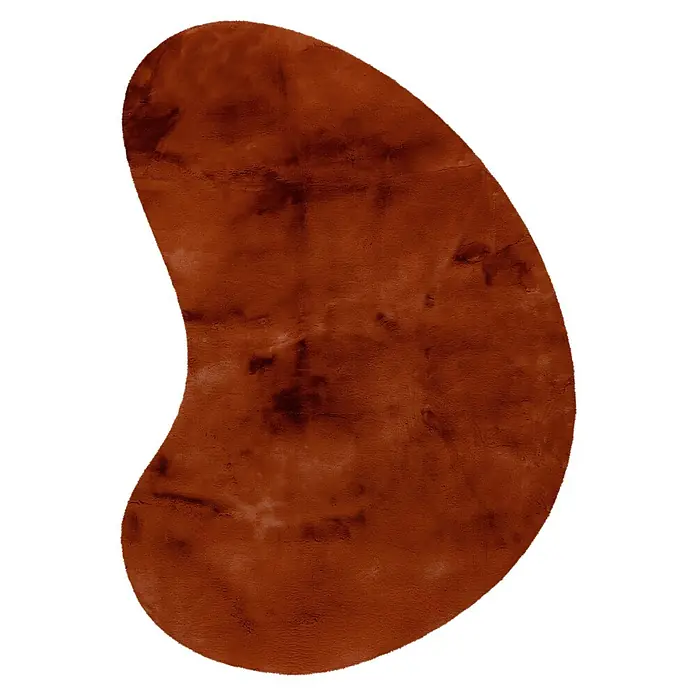 Fellteppich Happy - Terra, 230 x 160 cm, Oval, 100 % Polyester (Flor) - Ein unregelmäßig geformter, brauner Teppich mit melierter Textur liegt vor einem schwarzen Hintergrund.