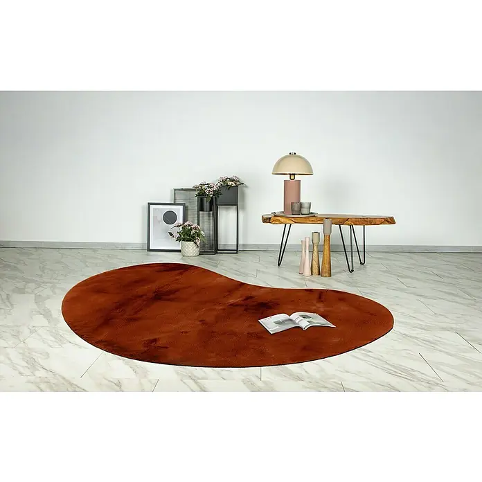 Fellteppich Happy - Terra, 230 x 160 cm, Oval, 100 % Polyester (Flor) - Der braune, nierenförmige Teppich liegt auf einem hellen Marmorboden und verleiht dem Raum eine warme Note. Er ergänzt die Einrichtung perfekt.