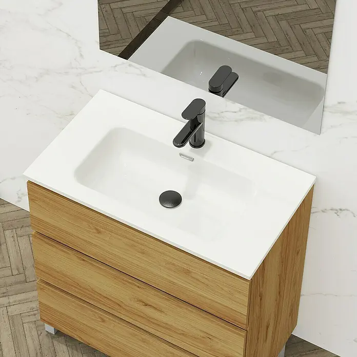 Conjunto de mueble de baño Inter - Ancho: 80 cm, Roble, 3 pzs. - Un moderno tocador con acabado de madera y lavabo sobre encimera blanco, con grifo negro y espejo.