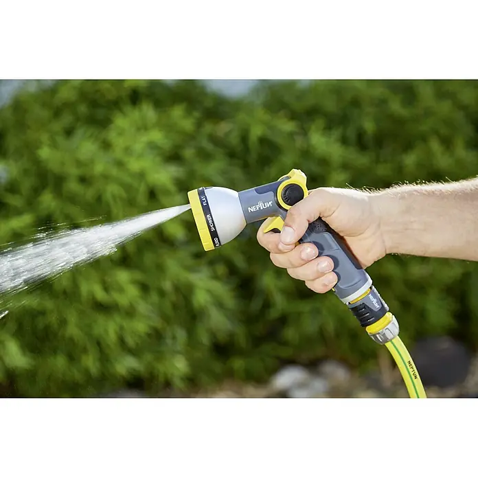 Neptun Profi Pistola multiuso - Aluminio/Plástico - Una mano sostiene un rociador de jardín Neptun con agua saliendo a borbotones. También se ve la manguera de jardín amarilla.